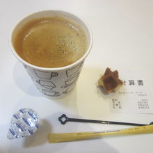 カップのコーヒーとなりますが、200円とリーズナブルです！