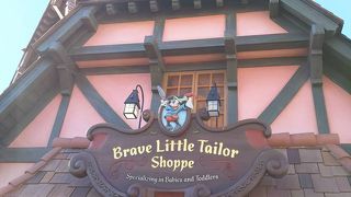 シンデレラ城の直ぐ脇