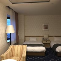 テーブルセットとバスルームの間を通ってベッドに行きます