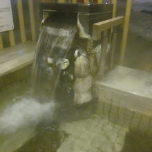 ここの傍に浸かると、真冬でも比較的温かく過ごせます！