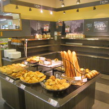 残りの商品が奥の棚から中央に集められている感じでした…