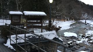 グランドホテルの前の四万川の河岸にある公衆温泉