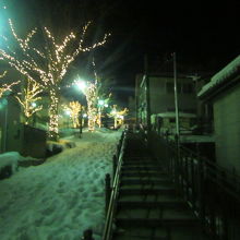 八幡坂は歩道も通じていて、観光客にはよりお勧めですね。