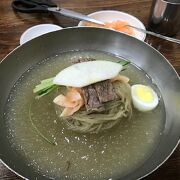 シャリシャリに凍った牛骨スープの冷麺