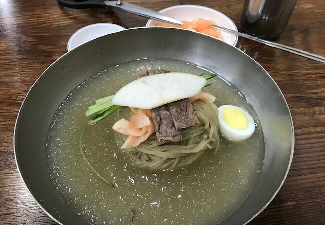 シャリシャリに凍った牛骨スープの冷麺