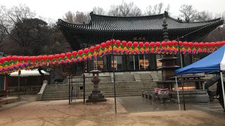 ソウルの江南（カンナム）地区にある１２００年の歴史がある由緒正しきお寺