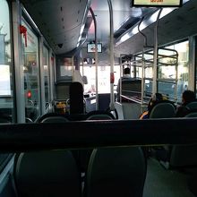 車内は、比較的きれい。カードのチャージ機も。