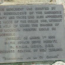 像の台座にあるプレート説明版