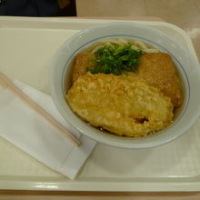 油揚げと天麩羅が大きい