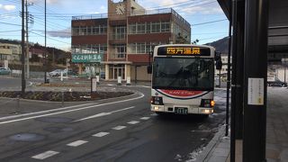 バスの横の窓が汚れていた