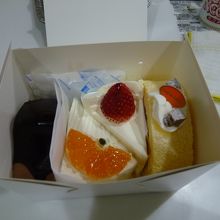 ４種類のケーキを買いました。