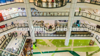 九龍城のきれいなショッピングセンターの上階にあります。