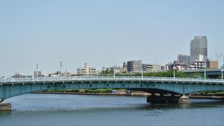 シンプルなデザインの橋