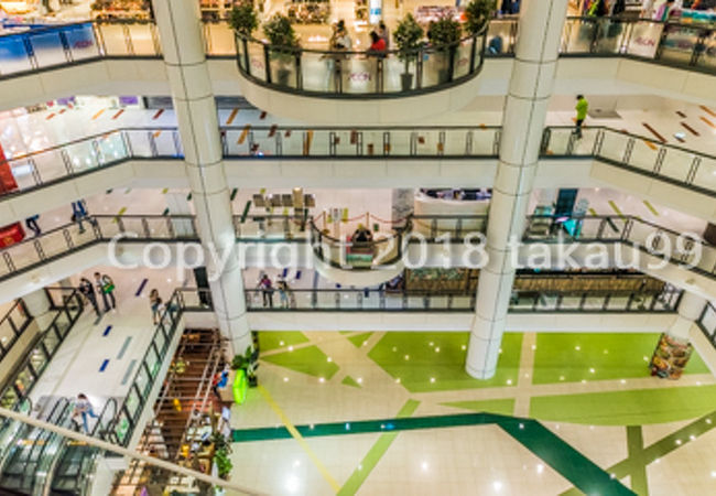 九龍城のきれいなショッピングセンターの上階にあります。