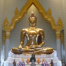 ワット・トライミットの黄金仏像です。黄金でできているそうです