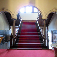 庁舎内には赤い絨毯、威厳ある雰囲気です