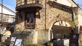 若松城の北側にある資料館・洋菓子店