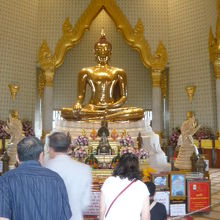 黄金仏の前には、毎日、多数の信者や観光客がやって来ます。