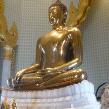 少し斜めから黄金仏を見ています。高さ３ｍあります。大きいです