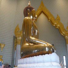 ワットトライミットの黄金仏を側面から見ています。右側面です。