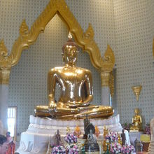 右側面の部分を斜めから見ています。照明が反射してきれいです。