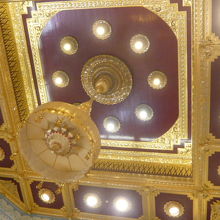 天井は、高く、やはり金色の飾りがあります。照明がきれいです。