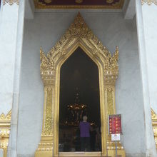 ワット・トライミットの仏塔の階段越しに見ている黄金仏です。