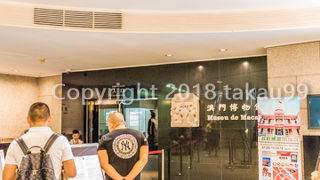 かなり坂道を上がることになりますが、無料のエスカレーターもあるので使うと楽になります。