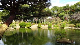 川の眺めが絶景な日本庭園