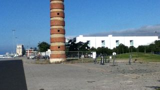 発見のモニュメントの西側にある