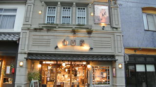 洋風の外観のおしゃれな店