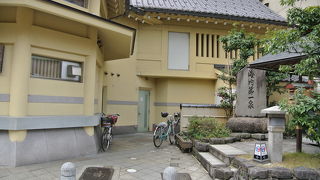 屋根のある足湯