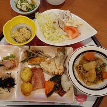朝食は舞鶴の地元料理の肉じゃが、焼き魚等を堪能。