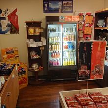 売店。舞鶴のお酒、海軍カレー、肉じゃが、お菓子等充実。