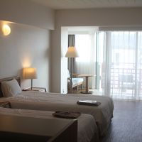 客室はゆったりスペースのツインルーム。