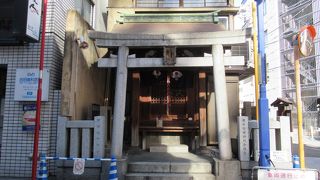 商店街の中程にあり街を見守っているように思える稲荷神社です