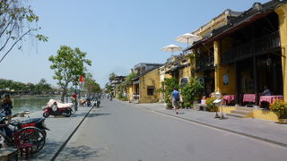 帆船や漁船を眺めながらのんびりと歩きましょう