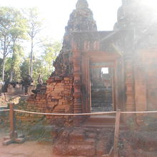 赤色砂岩とれんがが用いられた，燃えるように美しい遺跡。