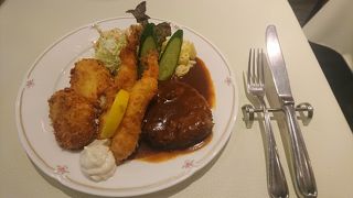 ２階での平日ランチは地元色強し。