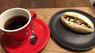 雑貨も販売されているカフェ