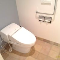 トイレも独立していて、機能満載のウォシュレット完備