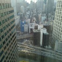 窓からは東京タワーが真正面に見える。