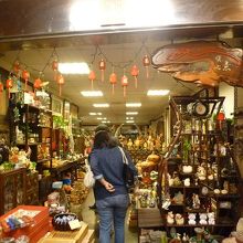 深坑老街の風景、お店を覘きながら歩きます。