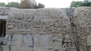 大きな岩に彫刻があります