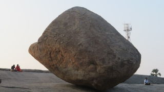 巨大な丸い岩です