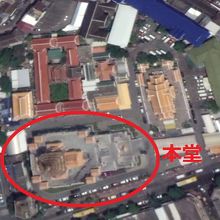 ワット・トライミットの本堂は、敷地の南西側にある高い建物です