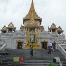 ワットトライミットの本堂は、下から見ると、とても高く見えます