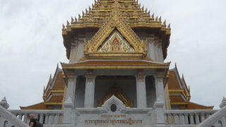 ワット・トライミットの本堂は、広い敷地のうちの南西部の最も高い建物です。