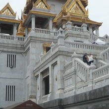 ワットトライミットの南側の側面の様子です。本堂の造りが精緻