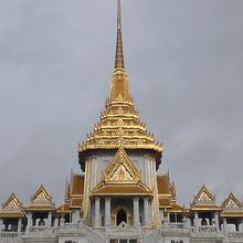 ワットトライミットの本堂の上部の尖頭部は、とても高いです。